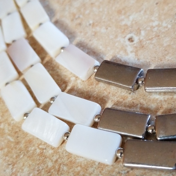 White and silver 3 tiered necklace - Picture 2 of 5